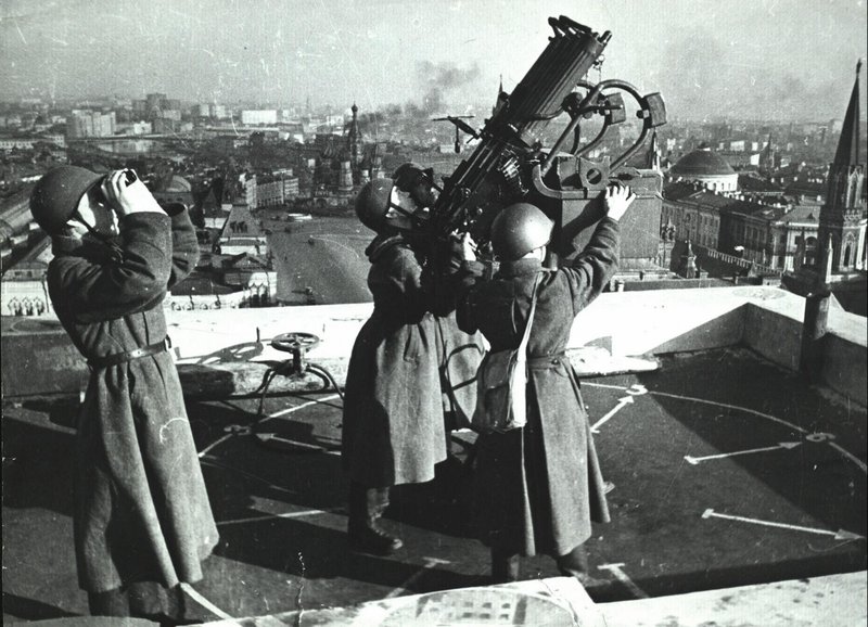 Anti-aircraft gunners on the roof guard the Moscow sky over the Kremlin from enemy raids