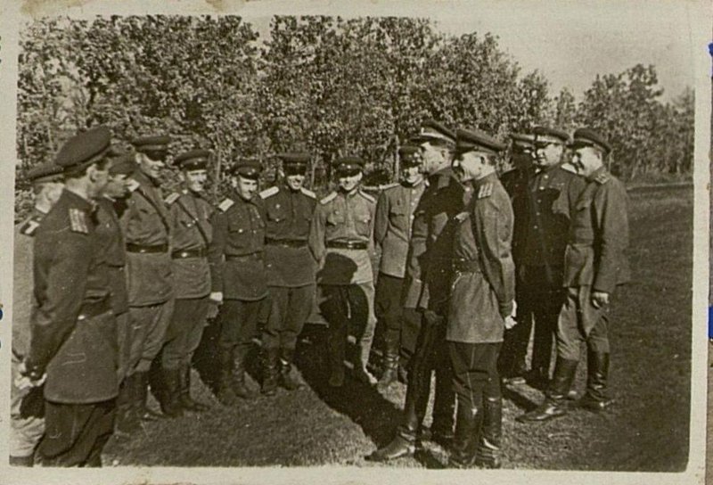 Фотография: Беседует генерал майор Ворожейкин с награжденными товарищами