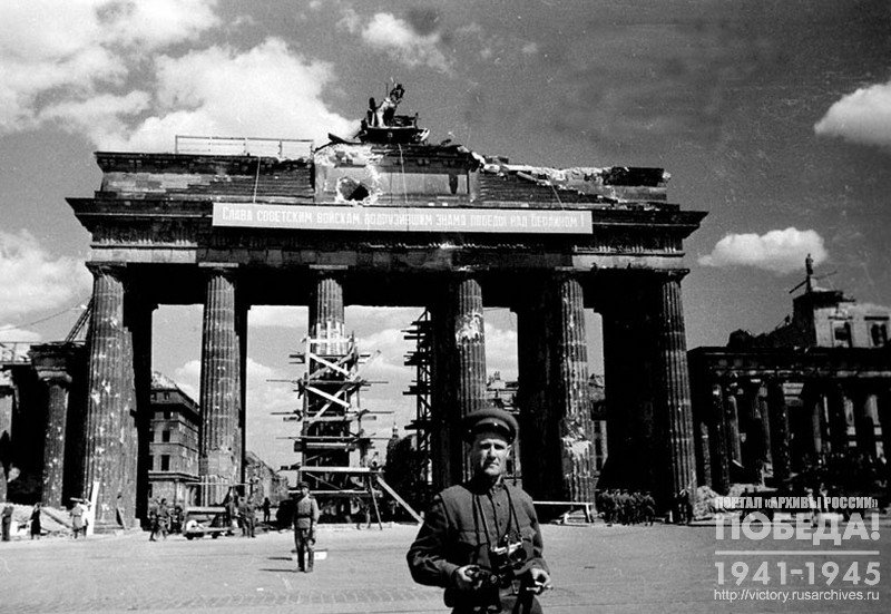 Фотокорреспондент газеты «Красная звезда» О. Кнорринг на съемке у Бранденбургских ворот