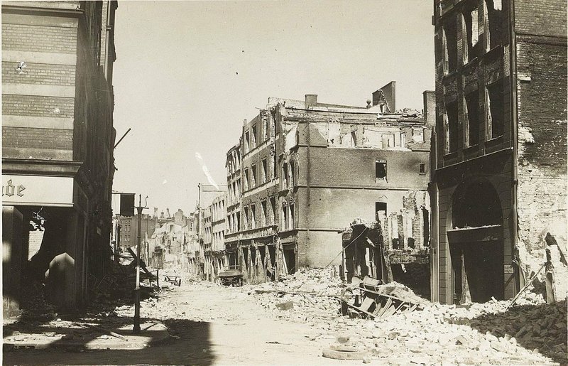 Image: Danzig. Hinter Gasse Street. Air strike results