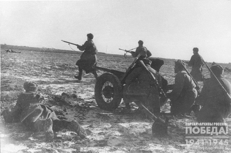 Soviet soldiers moving to a new position. Armyansk, April 1944