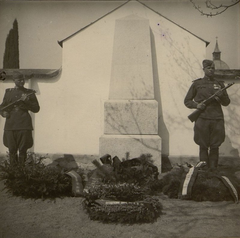 Фотография: гор. Иббс. Почетный караул у памятника во время траурного митинга