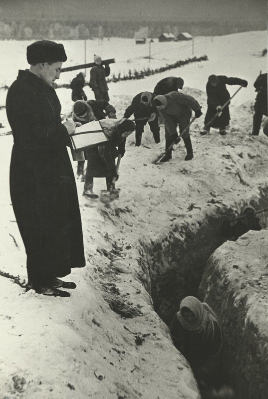 Leningrad residents construct defenses