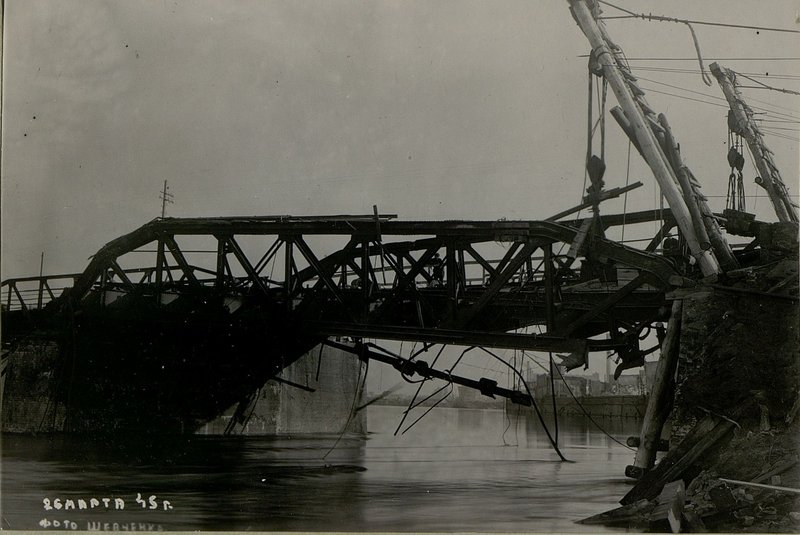 Фотография: Мост через станцию Варта. Подъемка полиспастами из воды пролетных строений
