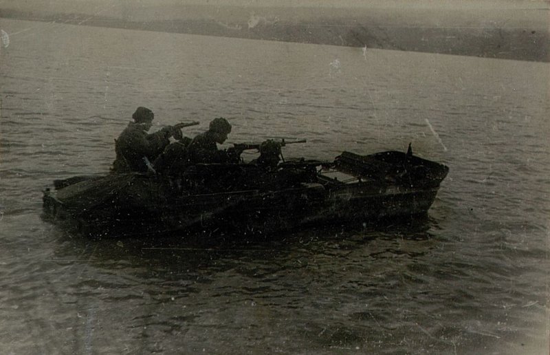 Фотография: Лодка 284 ОМБОН (отдельная мотострелковая бригада особого назначения) под огнем противника форсирует залив в Фосгорд в районе кв. 1886