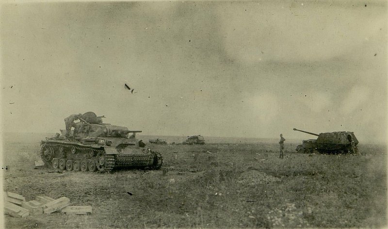 Фотография: Немецкий средний танк и самоходное орудие "Фердинанд" (справа), подбитые на выс. 257.1 (северная) 8-7-43 г. огнем прямой наводки 6-ой батареи 642 Командный пунктАП и 4-ой батареи 540 ЛАП 5 АД РГК