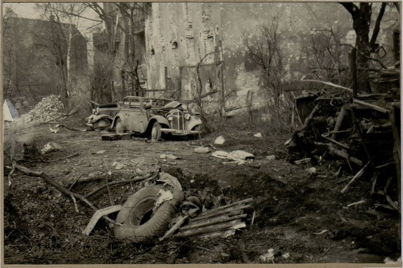 Фотография: Разбитая тезника противника на улицах г. Кенигстрелкового батальонарга