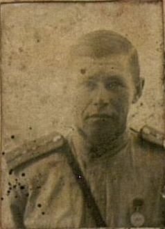 Фотография: Начальник ВТС(военно - техническое сотрудничество) полка капитан А.Т.С Овчинников И.Д. награжд. медалью "За боевые заслуги"