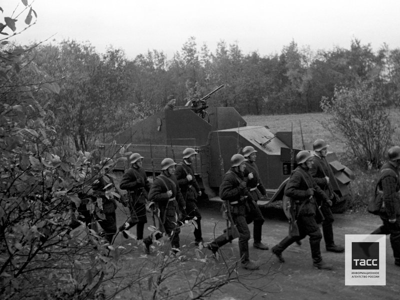 Detachment of militias on the way to the front line during the siege of Leningrad, 1941.