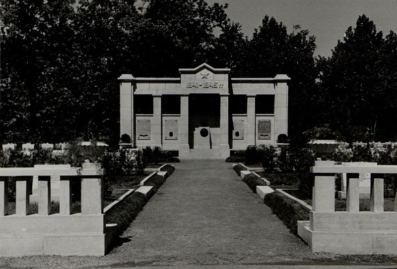 Фотография: Колоннада с мемориальными досками