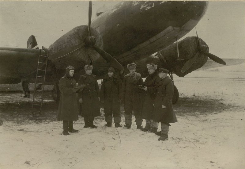 Фотография: Экипаж самолета ЛИ-2 готов к вылету Польша (р. Висла) - Москва