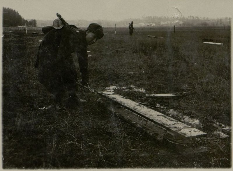 Image: The best minelayer of the Red Army Matveyev chops off the wire from the twinned German mines