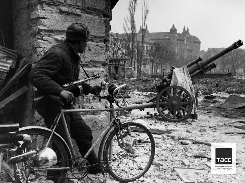 Red Army soldier during observes the blocks occupied by the Nazis troops. Budapest, 1945