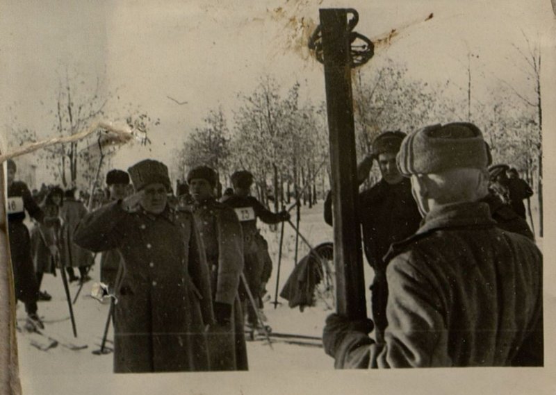 Фотография: Начальник политотдела полковник Басов принимает рапорт о готовности к маршу