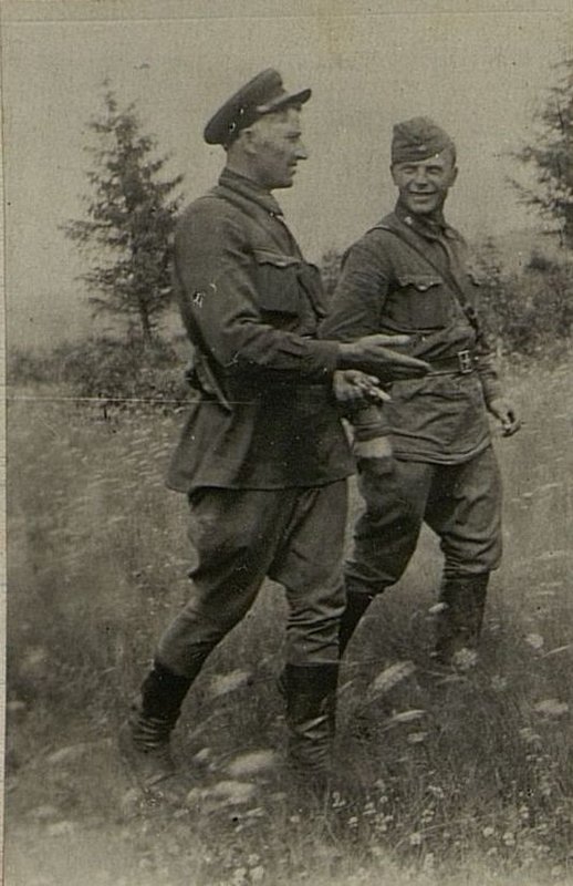 Фотография: Командир батальона капитан Харламов и военный комиссар майор Никитюк