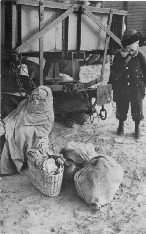 Эвакуированные у вагонов. 1942 г. Станция Кобона