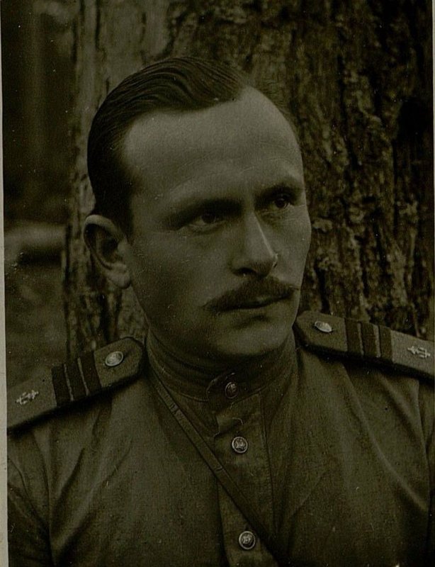 Фотография: Сержант Каварин В.М. Художественный оформитель альбома боевых действий 61 отдельного моторизованного понтонно-мостового батальона