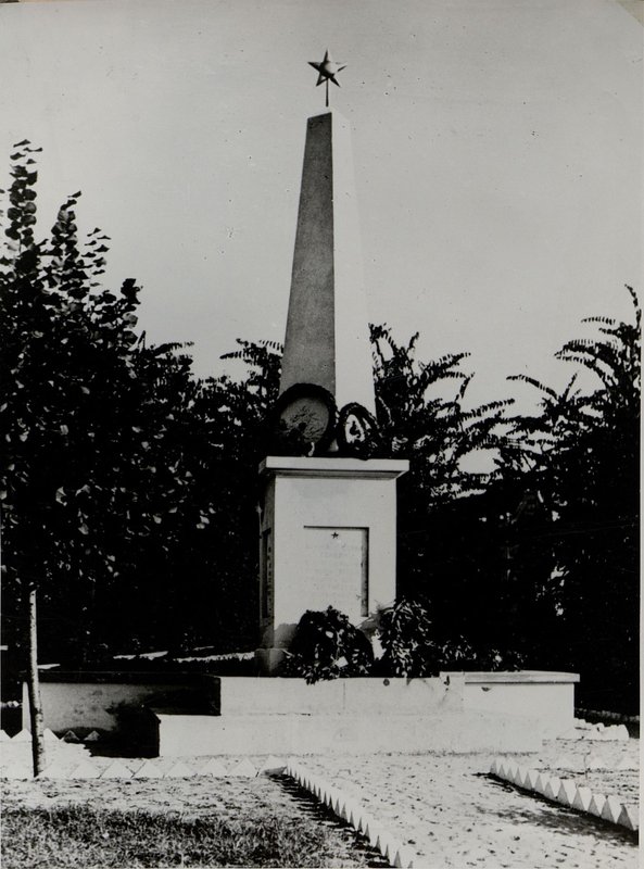 Фотография: г. Кишкереш. Общий памятник на воинском кладбище