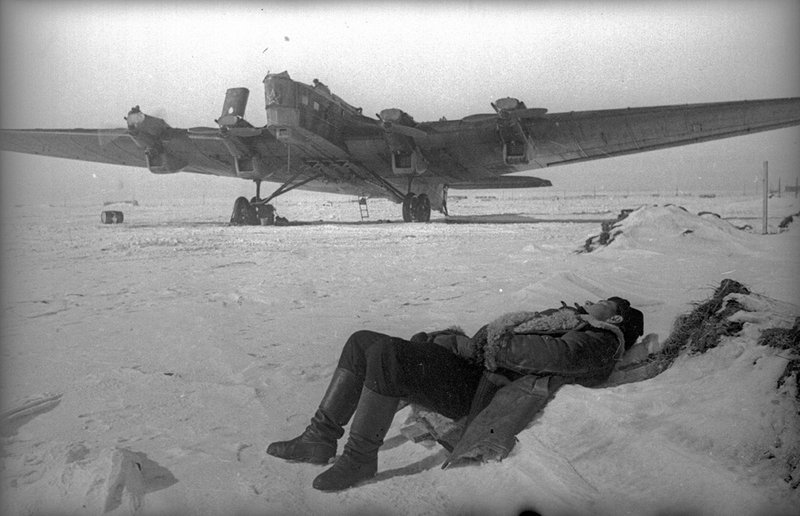 Летчик перед самолетом ТБ-3