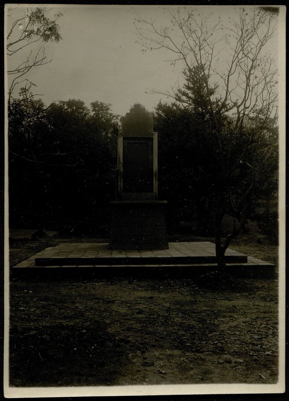 Original image: Mass grave, Maoko city (view from the front side)