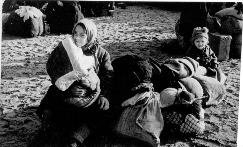 Эвакуированные ждут посадку на поезд. 1942 г.