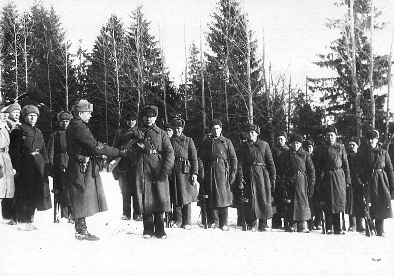 Presentation of a machine gun - a gift from Moscow workers to the best fighter. Moscow region, February 1942