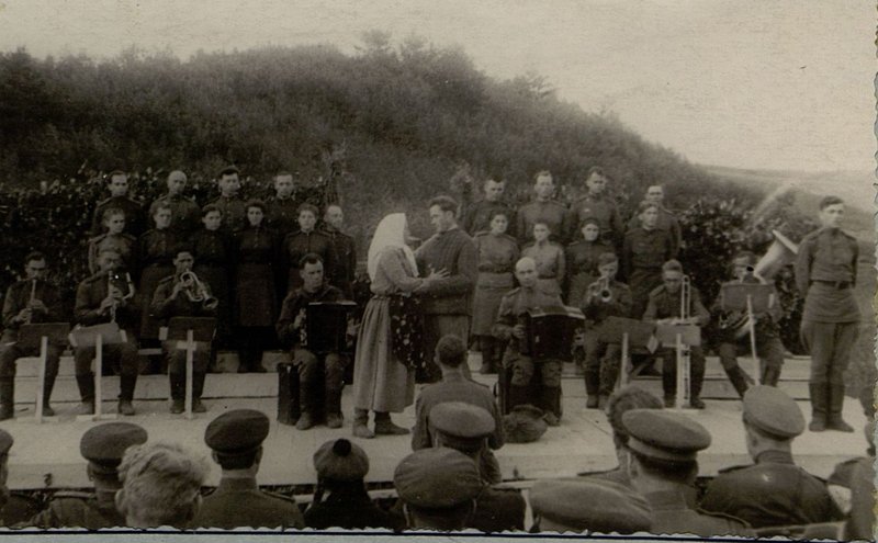 Фотография: Сценка "Провожала мать сыночка" из литературно-музыкального монтажа трехлетнего пути полка в постановке полкового Ансамбля