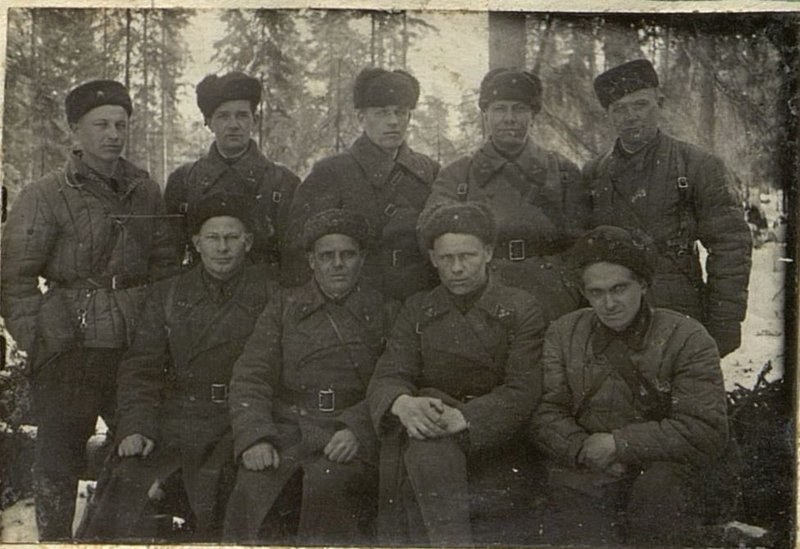 Фотография: Группа командиров роты связи во главе с начальника связи полка капитаном Кухаревым