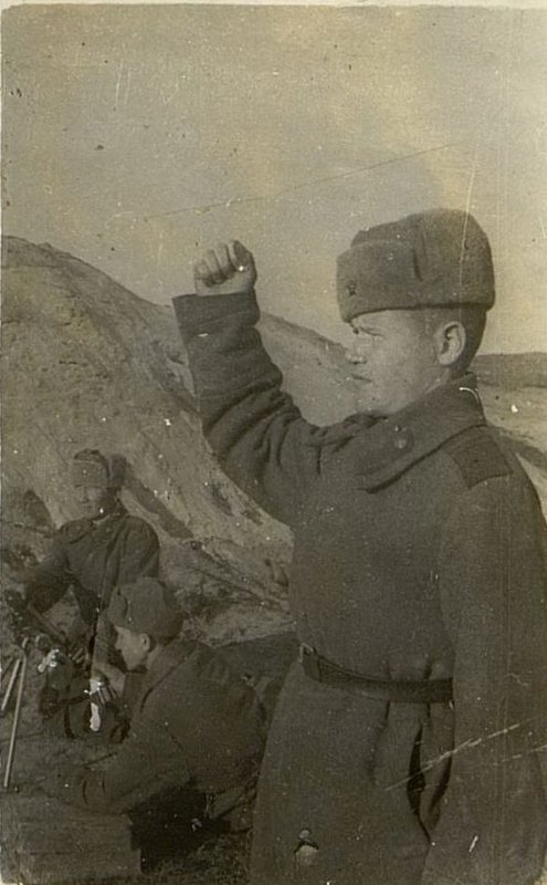 Фотография: Минометный расчет гвардии сержанта Петрова ведет огонь по О.П. (2 стрелкового батальона)