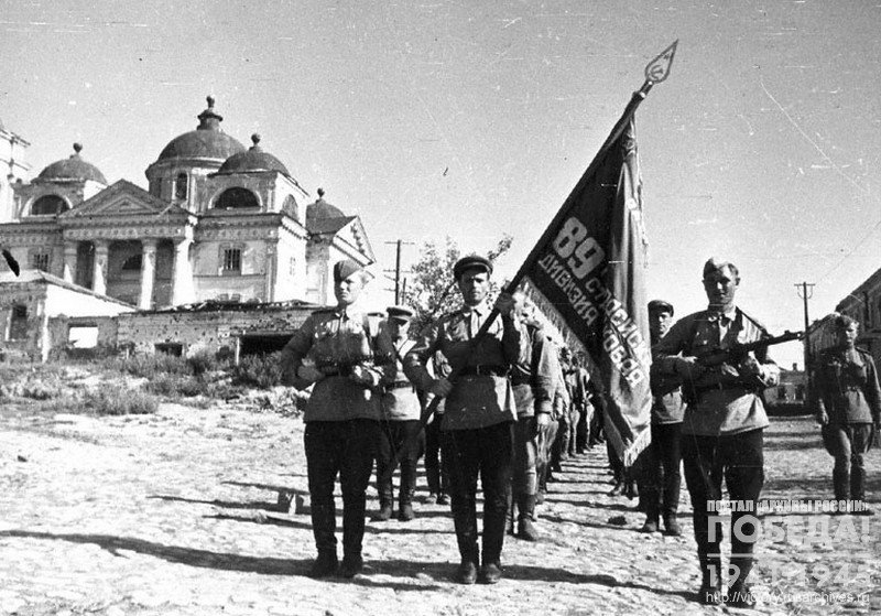 89th Belgorod-Kharkov Guards Rifle Division soldiers walking along Belgorod’s street