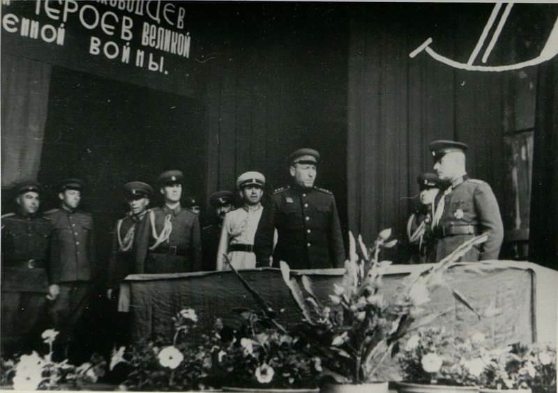 Фотография: Генерал-полковник товарищ Бюрюзов вручает ордена Советского Союза болгарским генералам и офицерам