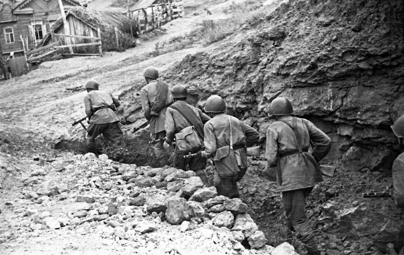 Soviet soldiers during battle near the Stalingrad tractor plant