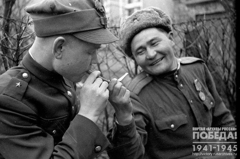 Лейтенант Саин Абилов и подпоручик Войска Польского Михаил Ижельский за беседой в минуту затишья