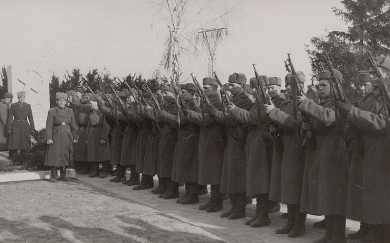 Фотография: Подготовка к отдаче воинской почести погибшим воинам