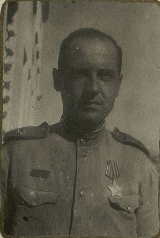 Фотография: Парторг 1 р. 211 ОПБ товарищ Журавский в период боев умело руководил партийной организацией и личным примером воодушевлял бойцов на подвиги