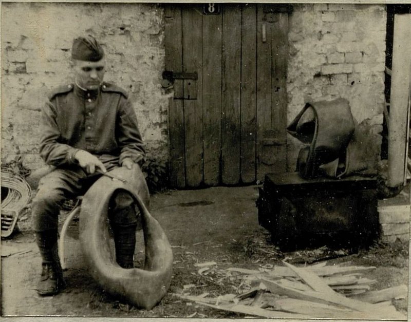 Фотография: Вулканизаторщик 700  рядовой Семикин за период Отечественной войны завулканизировал 6860 камер