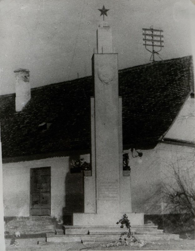 Фотография: г. Беременд. Памятник-монумент на братской могиле
