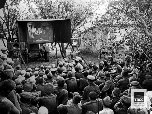 Бойцы Юго-Западного фронта и местные жители во время просмотра фильма с кинопередвижки