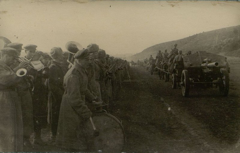 Фотография: Парад в честь 27 годовщины Великой Октябрьской Социалистической революции в частях