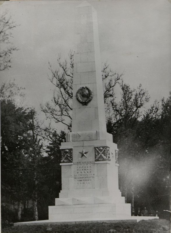 Image: Monument to the fallen soldiers and sergeants