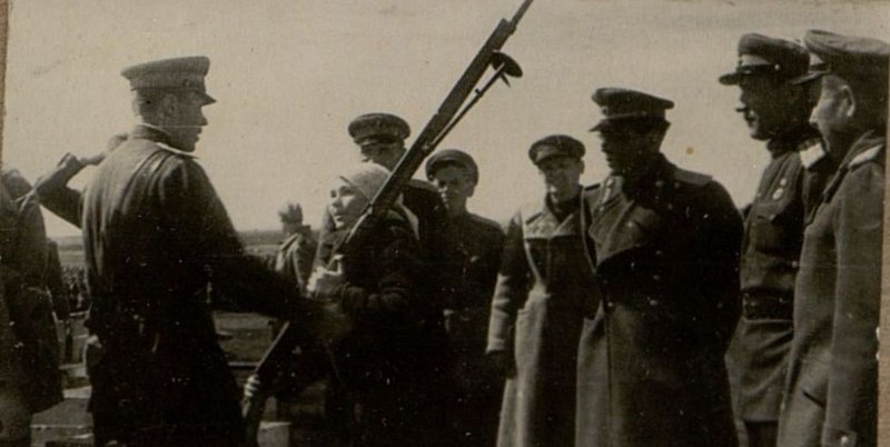 Фотография: Вручение оружия О.Д. Ромашко