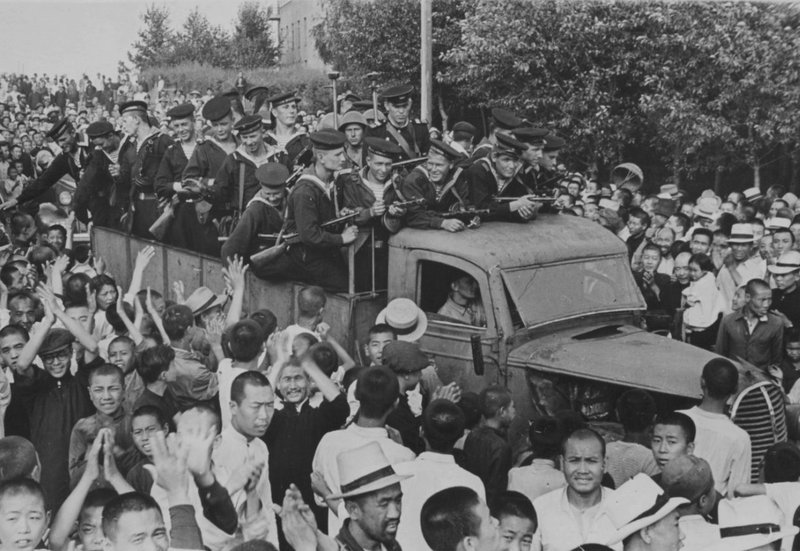 Жители города в Маньчжурии и моряки Амурской военной флотилии на улице
