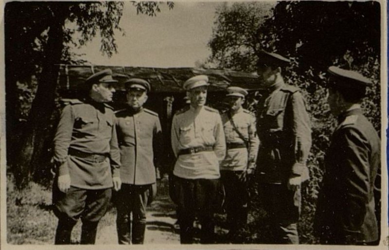 Фотография: Беседа члена военного совета с физруком лейтенантом Лемановым