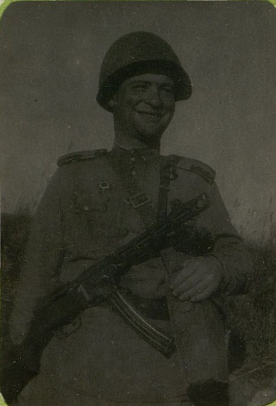 Фотография: Старшина товарищ Свирский вынес с поля боя 36 раненых бойцов и спас жизнь многих воинов