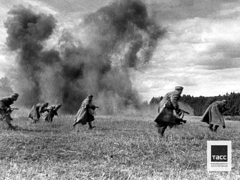 Soviet infantrymen advance to the southeast of Memel, 1944