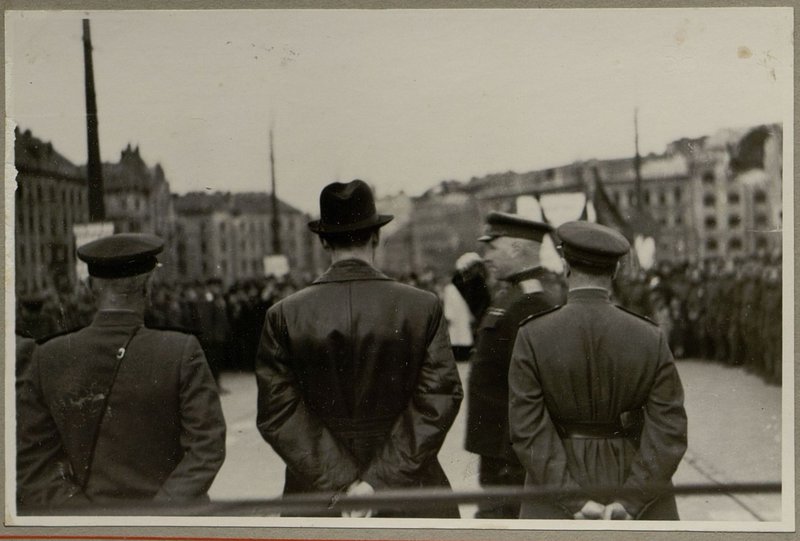Фотография: Начальник 25 УОС  (управления оборонного строительства) генерал-майор товарищ Косенко поздравляет бойцов, сержантов, инженеров и офицеров с окончанием строительства моста