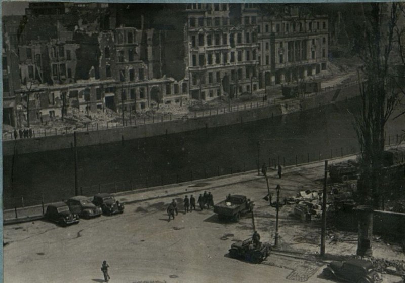 Image: On the embankment of the Spree