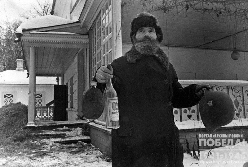 Бывший кучер Л.Н. Толстого И.В. Егоров выносит из дома Л.Н. Толстого остатки вещей немецких солдат