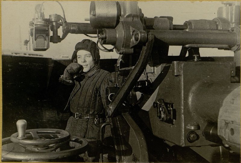 Image: The telephonist of the air defense-4 armored platform at work
