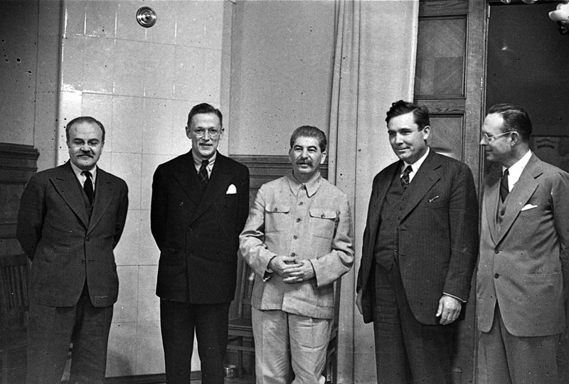 И.В.Сталин (в центре), В.М.Молотов (крайний слева) принимают личного представителя Президента США У.Уилки, Барнеса и Коутса